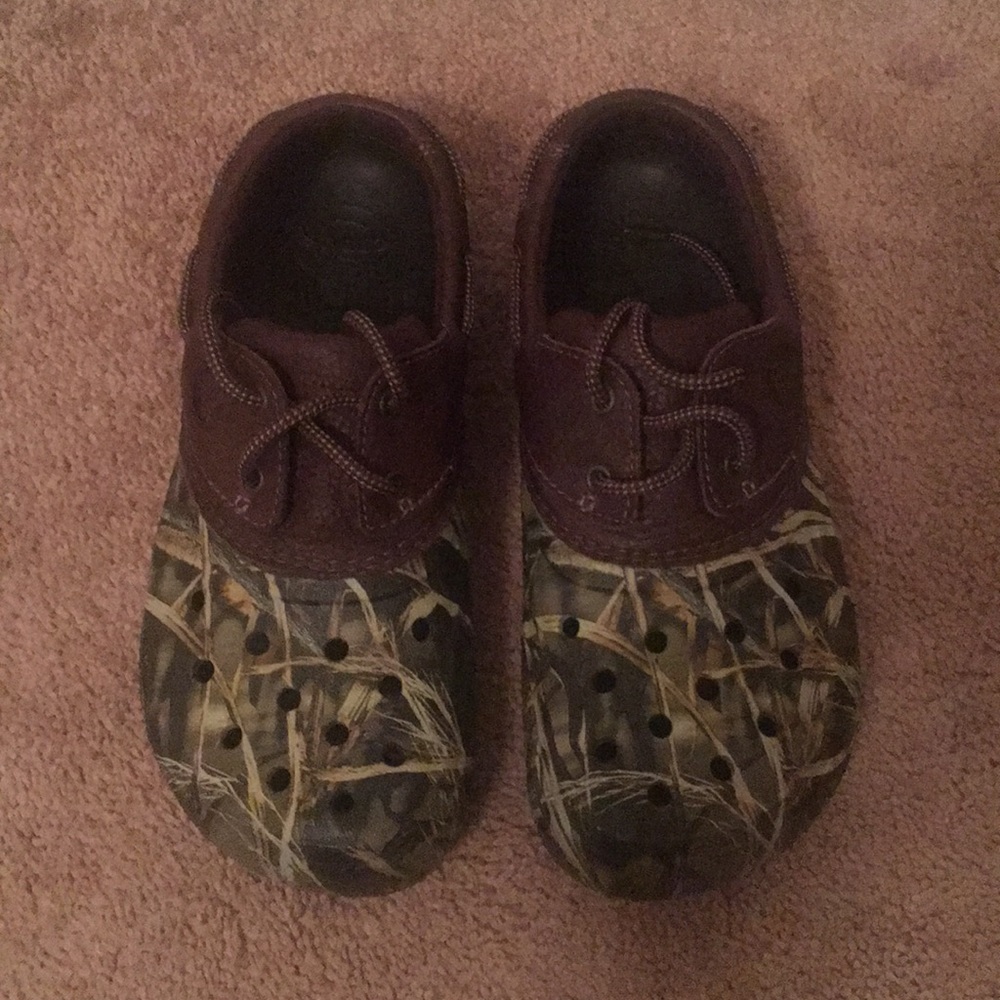 NWOT Men’s Realtree Camo Crocs, size 9